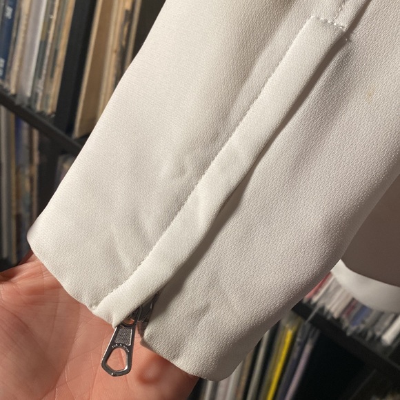 rag & bone size 2 white blazer with zippered pockets and zippered sleeves. - Picture 3 of 6